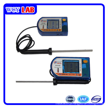 Porta USB com sensor de temperatura de tela no laboratório digital